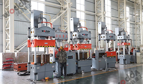 三梁四柱液壓機性能結(jié)構介紹 三梁四柱液壓機性能結(jié)構介紹