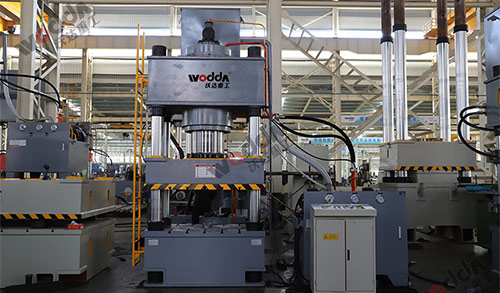 三梁四柱液壓機性能結(jié)構介紹 三梁四柱液壓機性能結(jié)構介紹