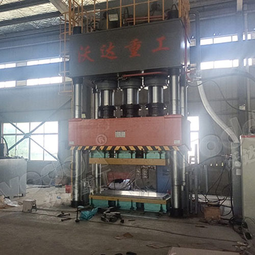 1500噸SMC汽車(chē)導(dǎo)流罩成型四柱液壓機(jī)