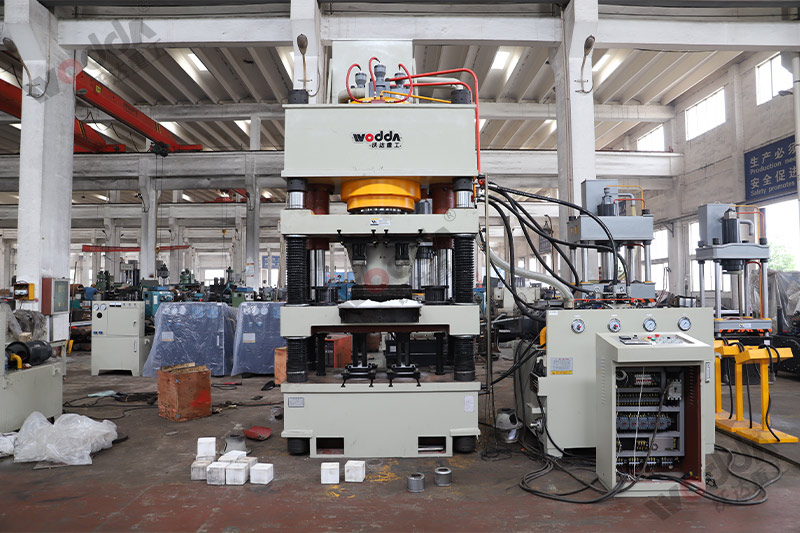 山東牛羊舔磚液壓機(jī)廠家哪家好？