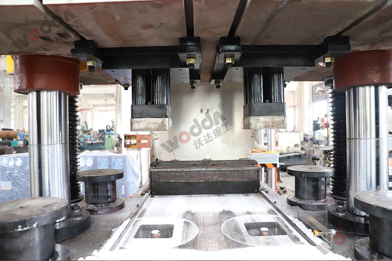 山東牛羊舔磚液壓機(jī)廠家哪家好？