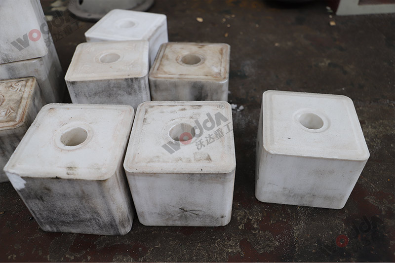 山東牛羊舔磚液壓機(jī)廠家哪家好？