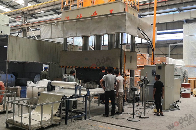 生產(chǎn)2立方玻璃鋼化糞池設(shè)備_2000噸四柱液壓機(jī)_液壓機(jī)廠家