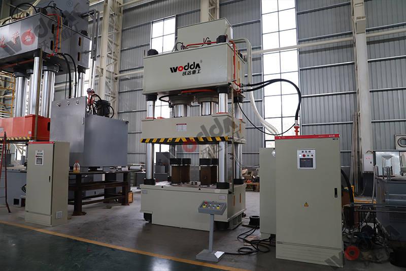 800噸塑料托盤液壓機(jī) 800噸塑料托盤液壓機(jī)