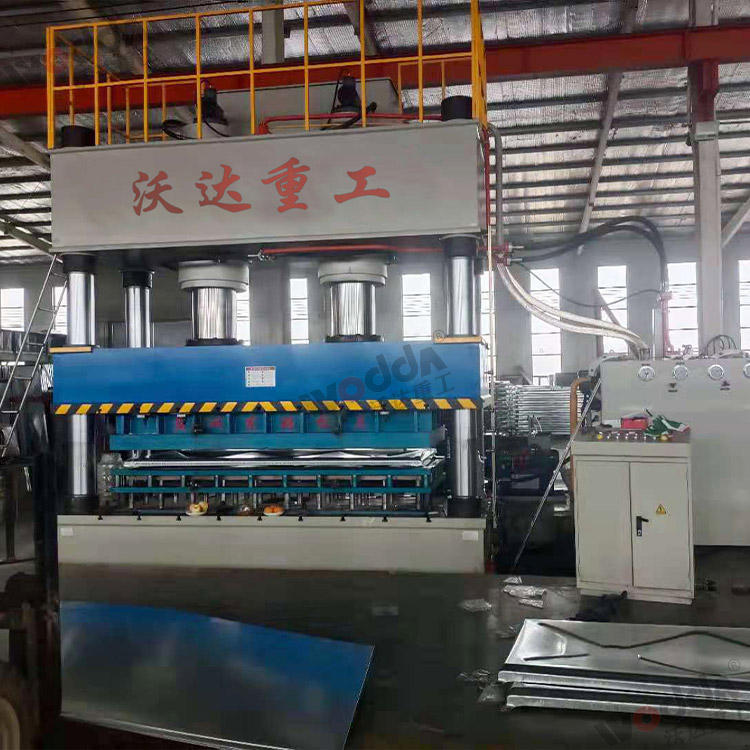 1000噸不銹鋼水箱成型液壓機(jī).jpg 1000噸不銹鋼水箱成型液壓機(jī).jpg