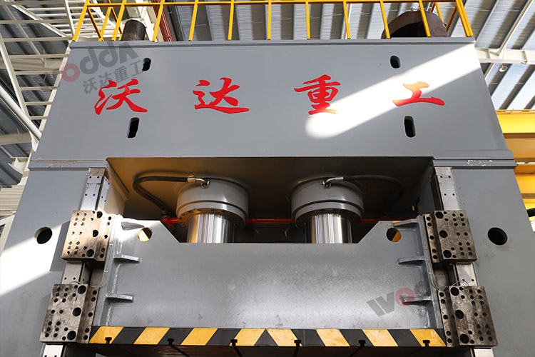 2000噸框架液壓機(jī)（滑塊、活塞）