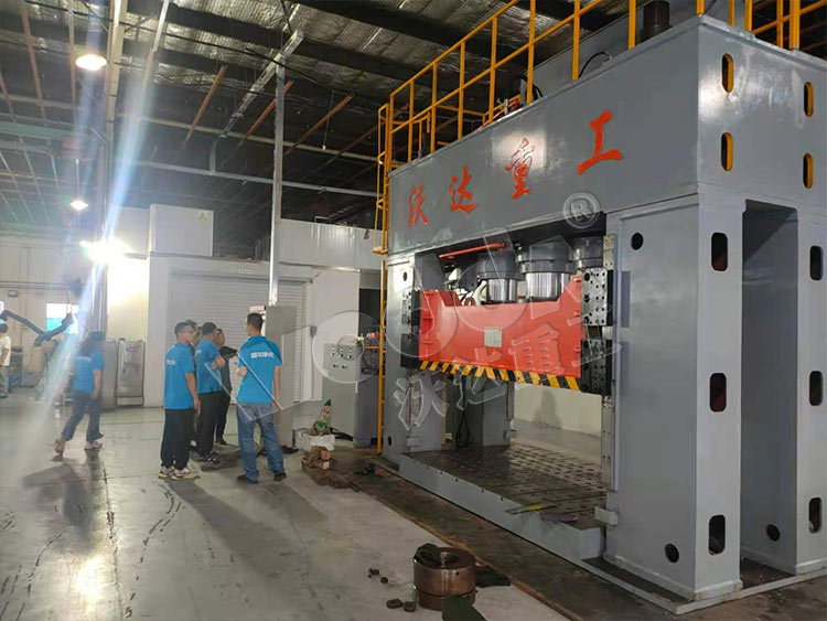 1000噸框架式液壓機(jī) 1000噸框架式液壓機(jī)