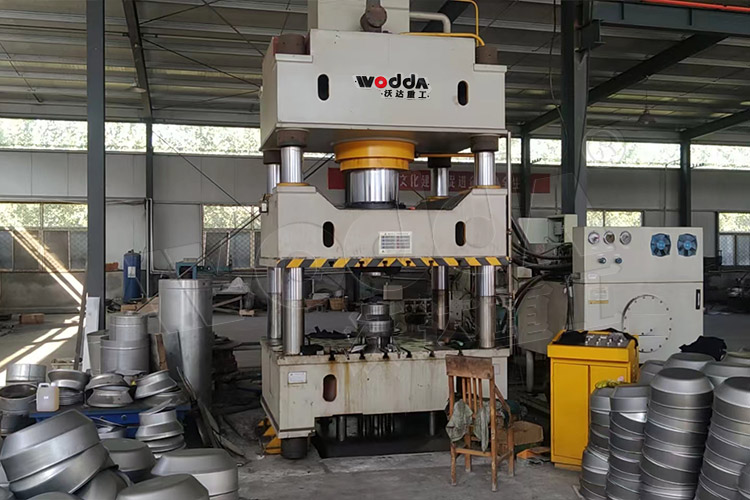 500噸不銹鋼封頭液壓機(jī) 500噸不銹鋼封頭液壓機(jī)