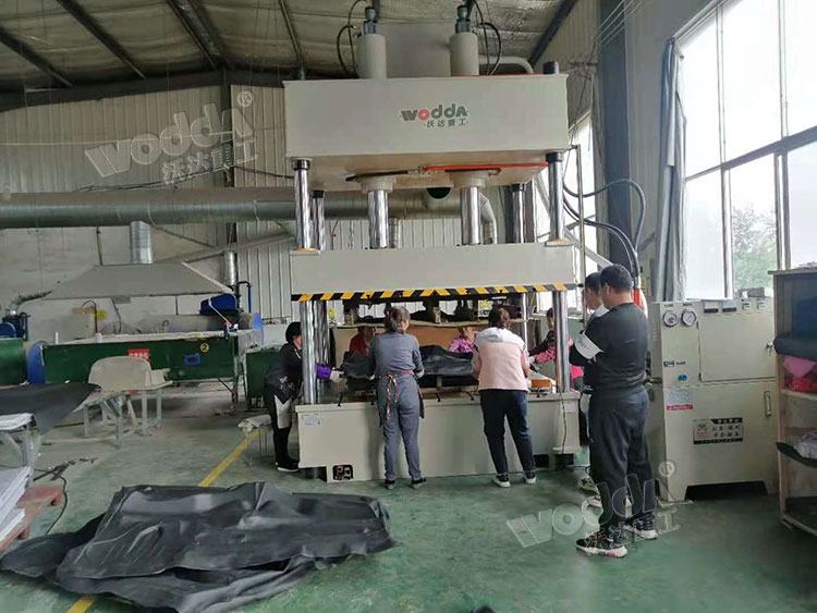 200噸汽車內(nèi)飾件熱壓成型液壓機(jī) 200噸汽車內(nèi)飾件熱壓成型液壓機(jī)