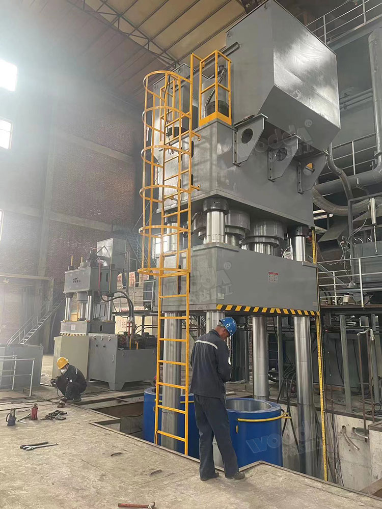 2000噸石墨坩堝成型液壓機(jī)安裝調(diào)試.jpg 2000噸石墨坩堝成型液壓機(jī)安裝調(diào)試.jpg