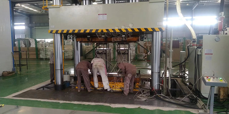 1500噸玻璃鋼電纜橋架成型液壓機(jī) 1500噸玻璃鋼電纜橋架成型液壓機(jī)