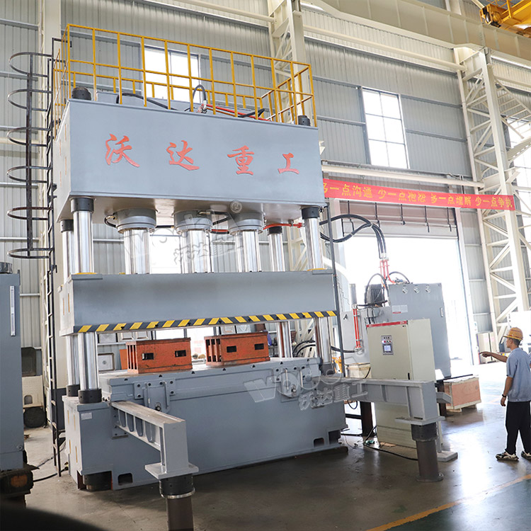 1200噸油壓機(jī)帶移動(dòng)工作臺(tái) 1200噸油壓機(jī)帶移動(dòng)工作臺(tái)