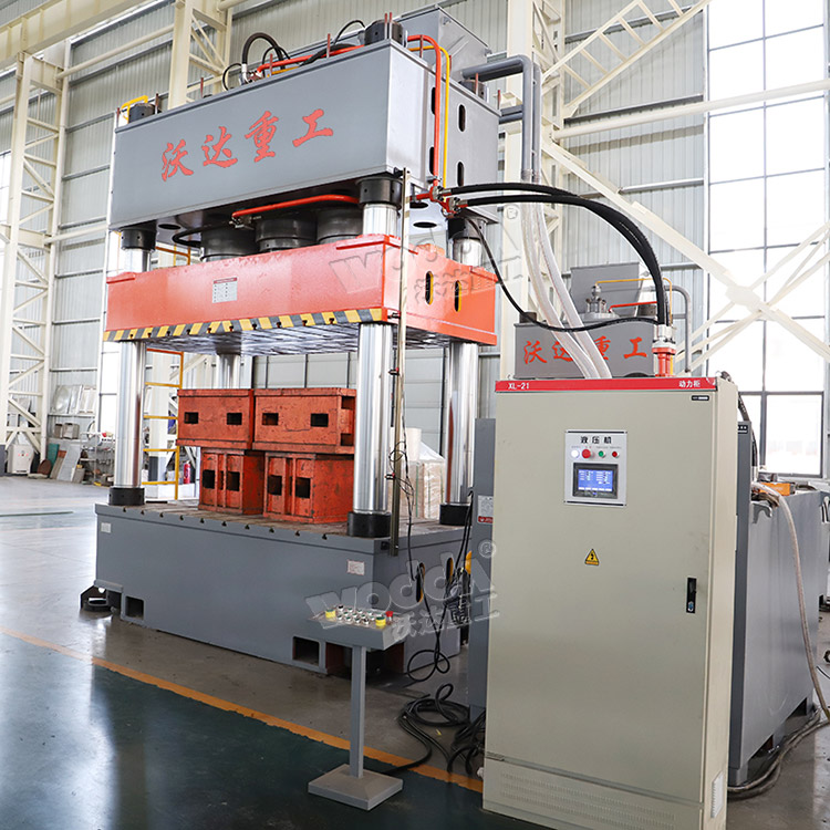 1200噸三缸四柱液壓機(jī) 1200噸三缸四柱液壓機(jī)