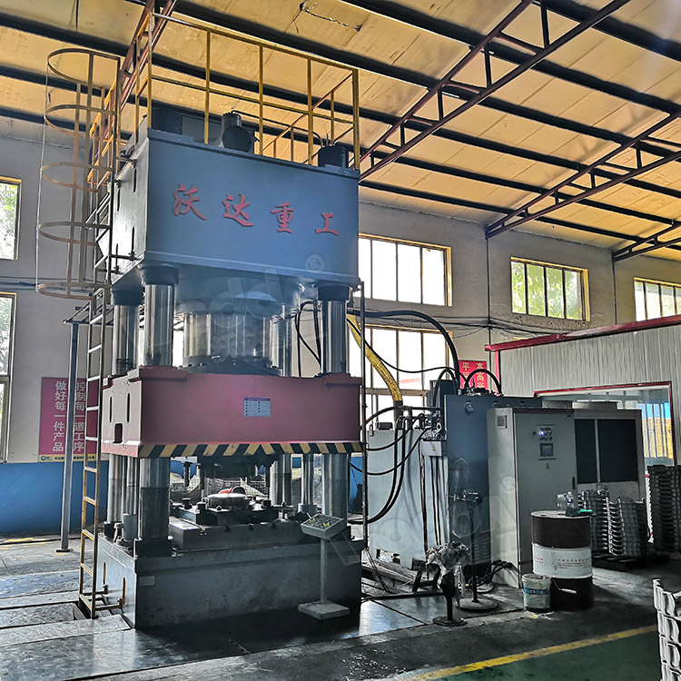 2000噸三梁四柱液壓機(jī) 2000噸三梁四柱液壓機(jī)