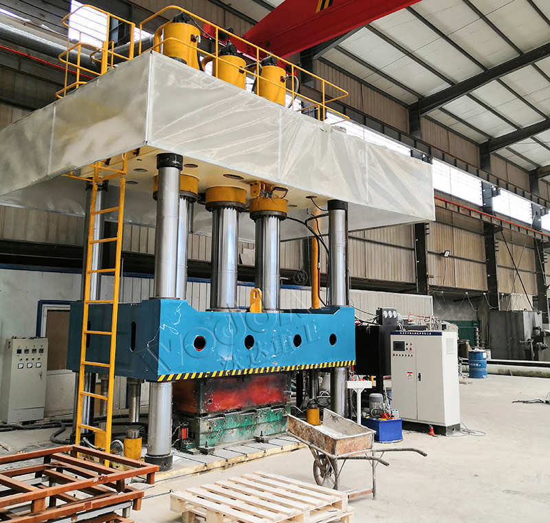 2000噸四柱液壓機現(xiàn)場 2000噸四柱液壓機現(xiàn)場