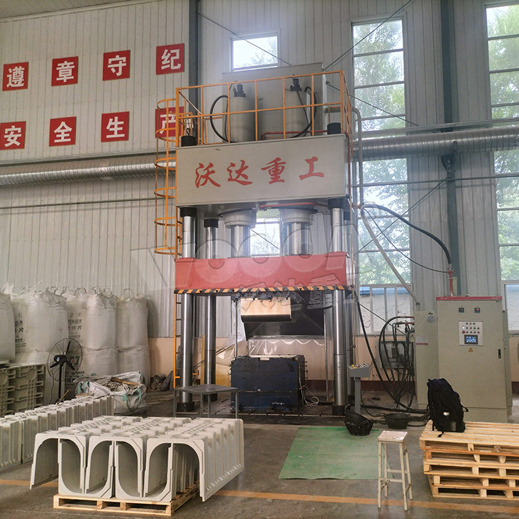 800噸U型排水溝成型液壓機(jī) 800噸U型排水溝成型液壓機(jī)