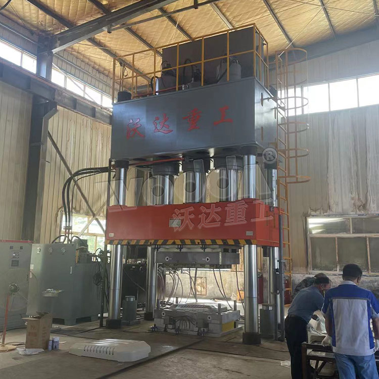 1500噸SMC汽車覆蓋件成型液壓機(jī) 1500噸SMC汽車覆蓋件成型液壓機(jī)