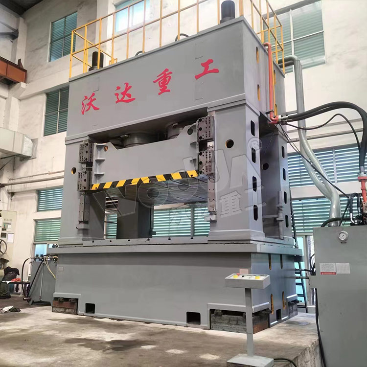 2000噸框架式液壓機(jī)現(xiàn)場(chǎng)安裝 2000噸框架式液壓機(jī)現(xiàn)場(chǎng)安裝