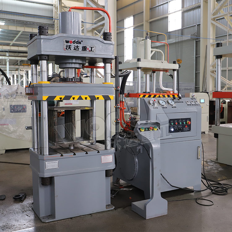 100噸四柱液壓機車間加工現(xiàn)場 100噸四柱液壓機車間加工現(xiàn)場