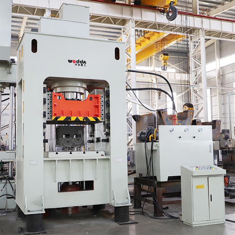 630噸框架式液壓機(jī)車(chē)間實(shí)拍圖 630噸框架式液壓機(jī)車(chē)間實(shí)拍圖