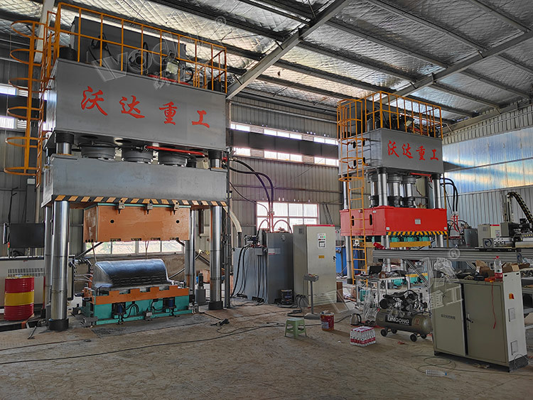 1500噸SMC汽車導(dǎo)流罩成型液壓機客戶現(xiàn)場 1500噸SMC汽車導(dǎo)流罩成型液壓機客戶現(xiàn)場