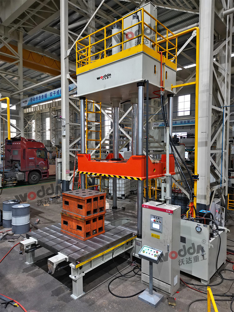 200噸四柱液壓機(jī)車間試機(jī) 200噸四柱液壓機(jī)車間試機(jī)