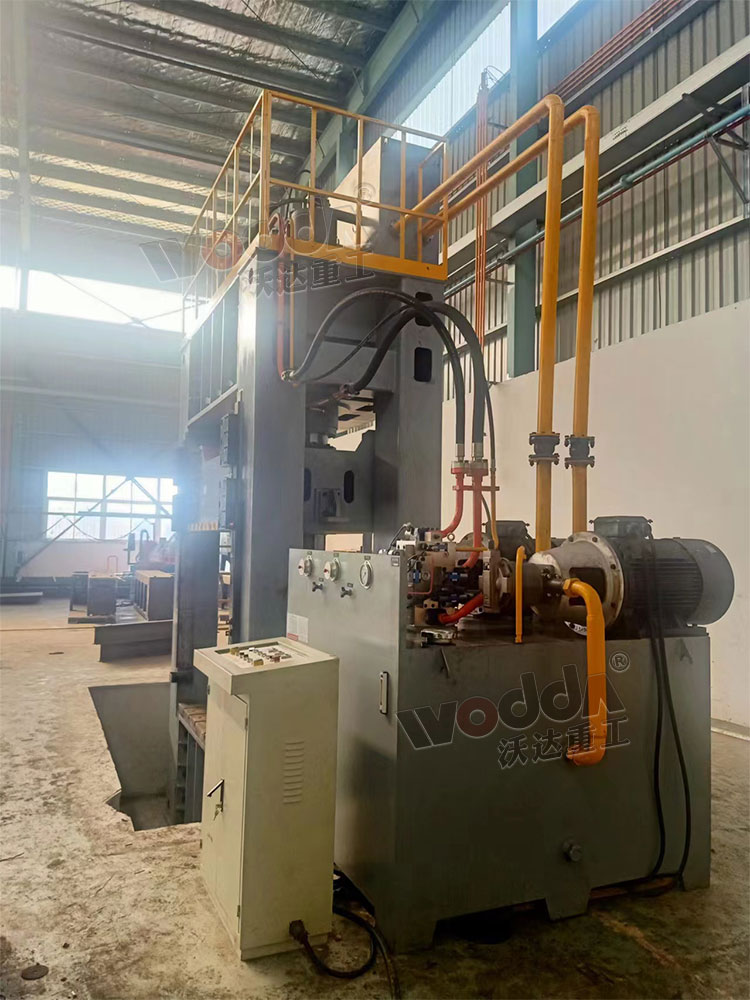 800噸框架液壓機(jī)安裝完成 800噸框架液壓機(jī)安裝完成