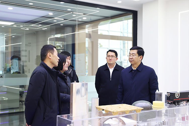 徐州市委常委、經(jīng)開(kāi)區(qū)黨工委書(shū)記張克一行蒞臨山東沃達(dá)重工調(diào)研考察