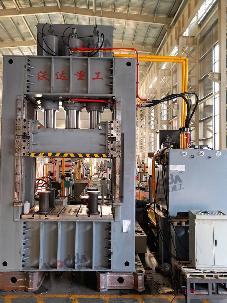 800噸框架式液壓機(jī)車間展示 800噸框架式液壓機(jī)車間展示