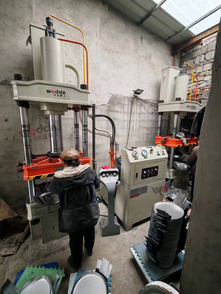 100噸四柱液壓機(jī) 100噸四柱液壓機(jī)