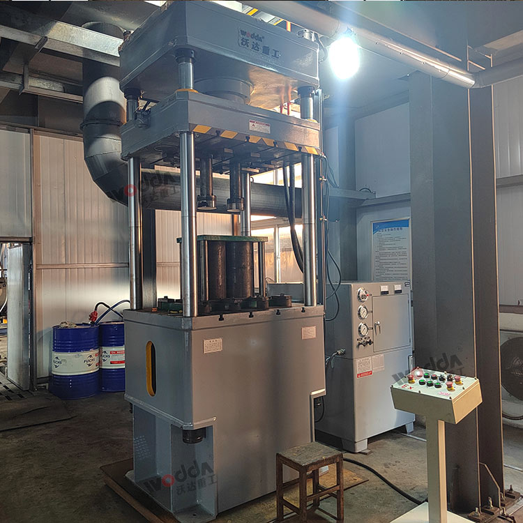 200噸石墨粉末成型液壓機(jī) 200噸石墨粉末成型液壓機(jī)