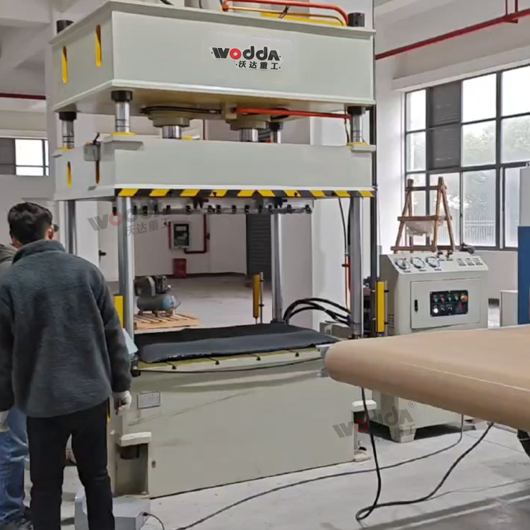 120噸汽車內(nèi)飾件成型液壓機客戶現(xiàn)場