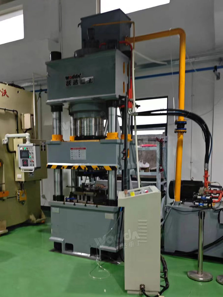 400噸三梁四柱液壓機(jī) 400噸三梁四柱液壓機(jī)