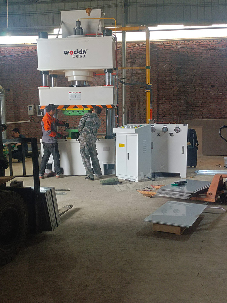 400噸不銹鋼水箱板液壓機客戶現場 400噸不銹鋼水箱板液壓機客戶現場