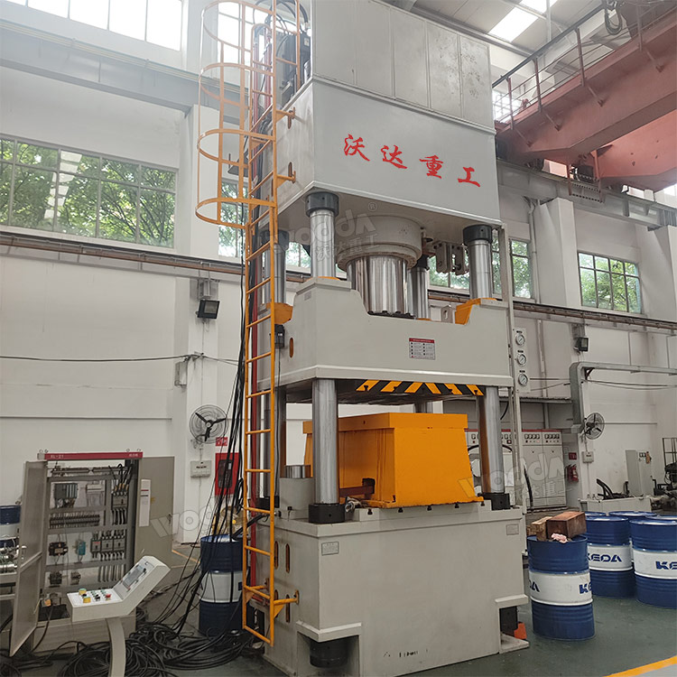 800噸冷擠壓成型液壓機(jī)安轉(zhuǎn)完成 800噸冷擠壓成型液壓機(jī)安轉(zhuǎn)完成