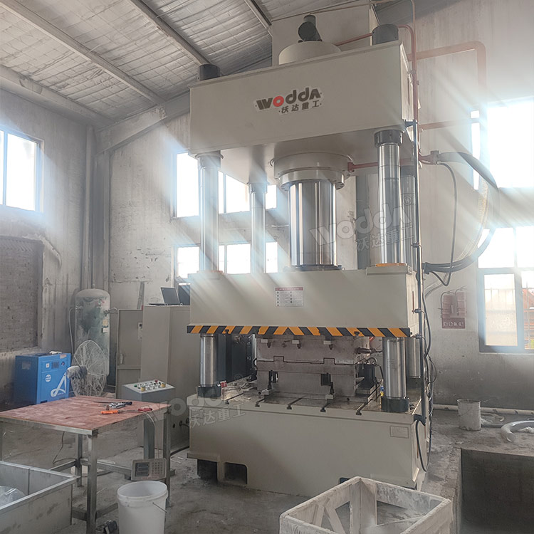 630噸石英石水槽液壓機客戶現(xiàn)場 630噸石英石水槽液壓機客戶現(xiàn)場