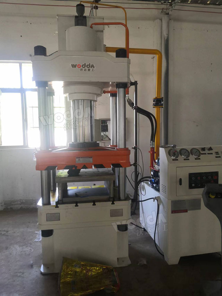 200噸四柱液壓機客戶現(xiàn)場 200噸四柱液壓機客戶現(xiàn)場