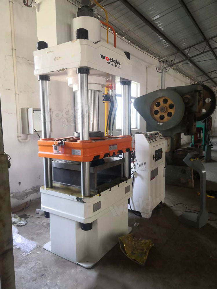 200噸三梁四柱液壓機調試 200噸三梁四柱液壓機調試