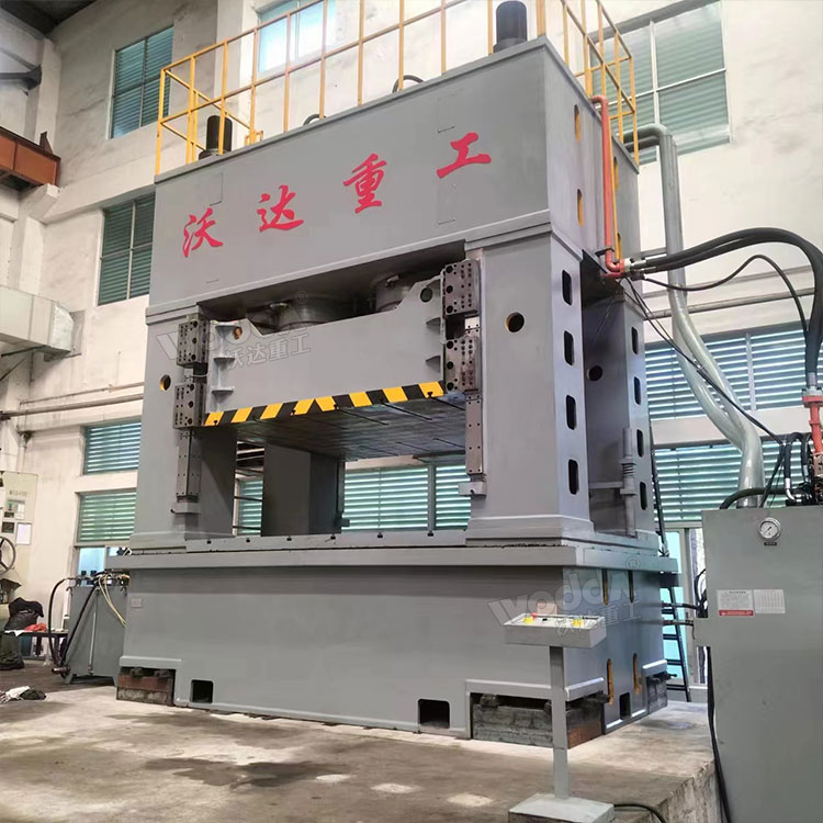 2000噸框架式液壓機(jī) 2000噸框架式液壓機(jī)