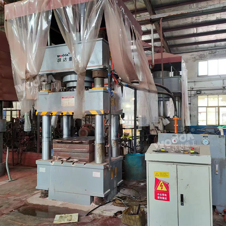 630噸三梁四柱液壓機客戶現(xiàn)場 630噸三梁四柱液壓機客戶現(xiàn)場