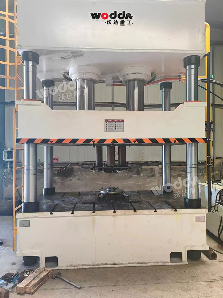 500噸農(nóng)機(jī)配件沖壓成型液壓機(jī)現(xiàn)場(chǎng) 500噸農(nóng)機(jī)配件沖壓成型液壓機(jī)現(xiàn)場(chǎng)