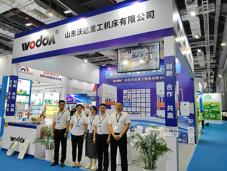 銷售經(jīng)理黃華與蘇海濱帶隊(duì)參展 銷售經(jīng)理黃華與蘇海濱帶隊(duì)參展