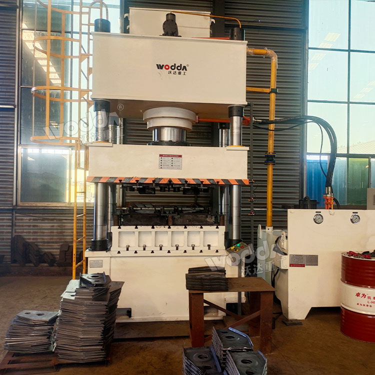 500噸掛車懸架支架沖壓液壓機現(xiàn)場 500噸掛車懸架支架沖壓液壓機現(xiàn)場