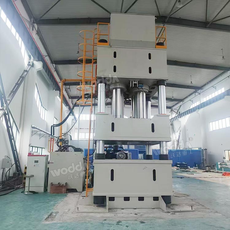 2000噸汽車配件成型液壓機(jī)安裝完成 2000噸汽車配件成型液壓機(jī)安裝完成