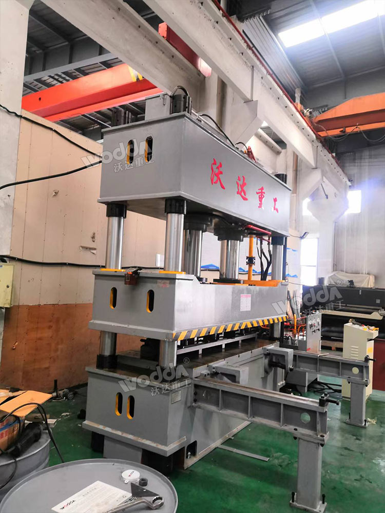 315噸三梁四柱液壓機(jī)帶移動(dòng)工作臺(tái) 315噸三梁四柱液壓機(jī)帶移動(dòng)工作臺(tái)