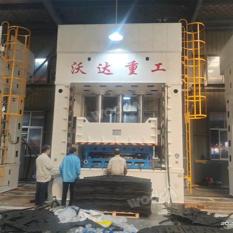 630噸汽車(chē)內(nèi)飾件成型液壓機(jī)客戶(hù)車(chē)間現(xiàn)場(chǎng) 630噸汽車(chē)內(nèi)飾件成型液壓機(jī)客戶(hù)車(chē)間現(xiàn)場(chǎng)