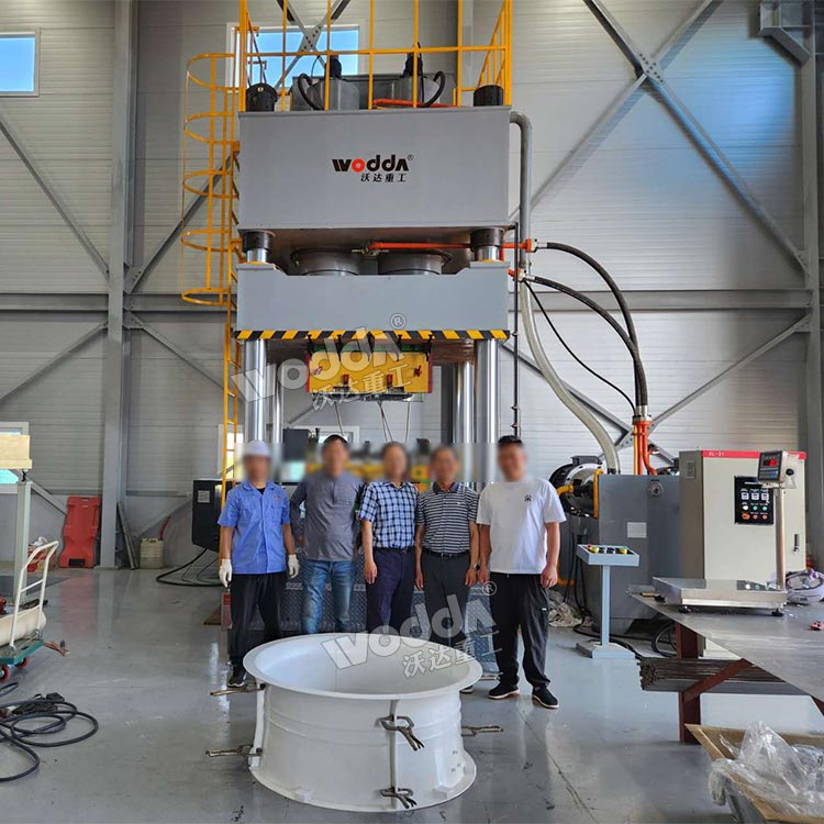 1000噸玻璃鋼冷卻塔風(fēng)筒成型液壓機現(xiàn)場 1000噸玻璃鋼冷卻塔風(fēng)筒成型液壓機現(xiàn)場