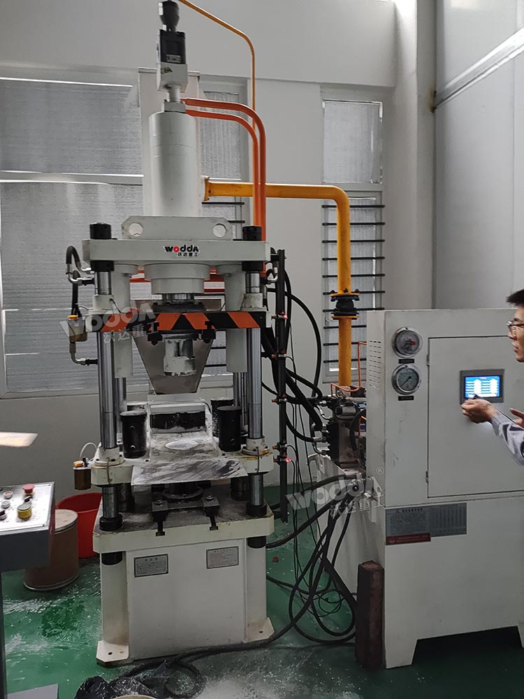 60噸粉末成型液壓機(jī)客戶現(xiàn)場(chǎng) 60噸粉末成型液壓機(jī)客戶現(xiàn)場(chǎng)