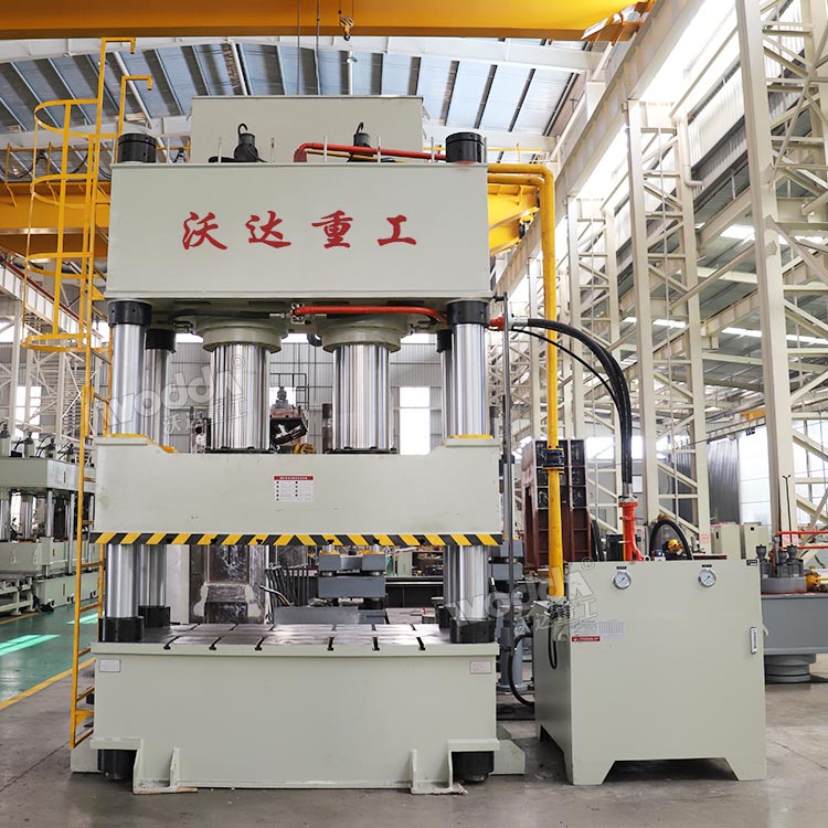 三梁四柱液壓機(jī) 三梁四柱液壓機(jī)