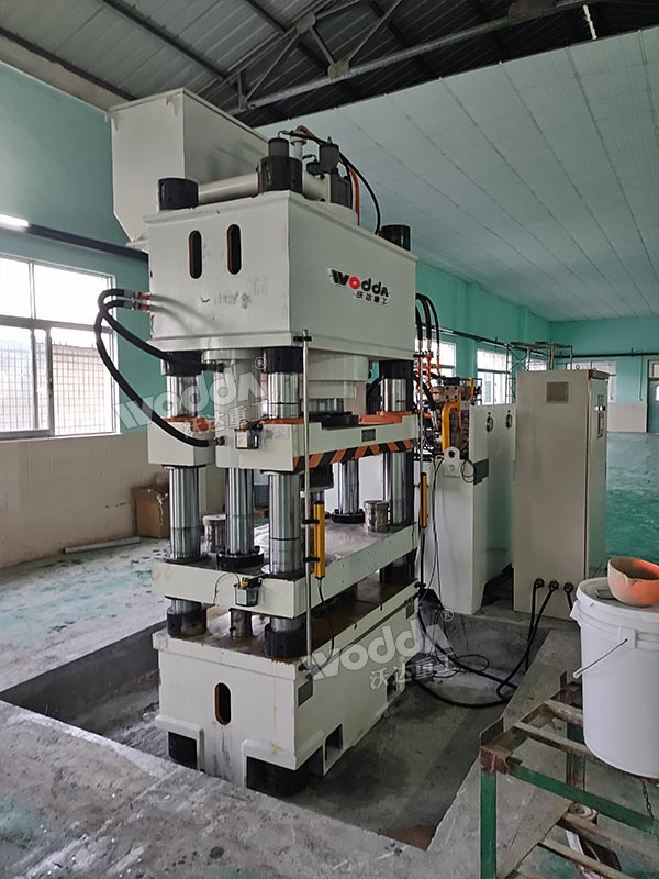 630噸四柱液壓機現(xiàn)場 630噸四柱液壓機現(xiàn)場